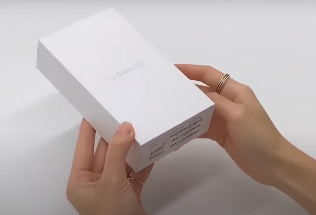 Коробка GlocalMe G4 Pro вид спереду